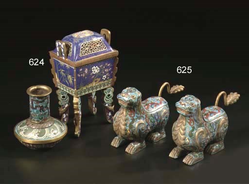 A small mallet-shaped cloisonne vase