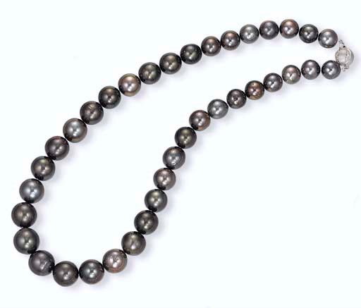 A SINGLE-STRAND BLACK CULTURED PEARL NECKLACE