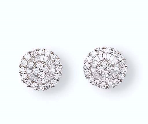 A PAIR OF DIAMOND CUFFLINKS