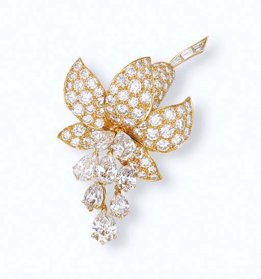 A DIAMOND CLIP BROOCH, BY VAN CLEEF & ARPELS
