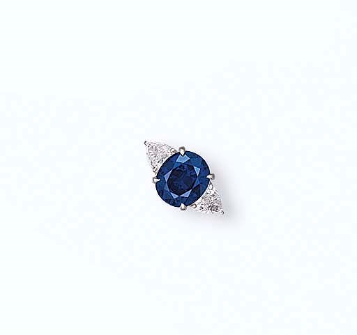 A SAPPHIRE AND DIAMOND RING