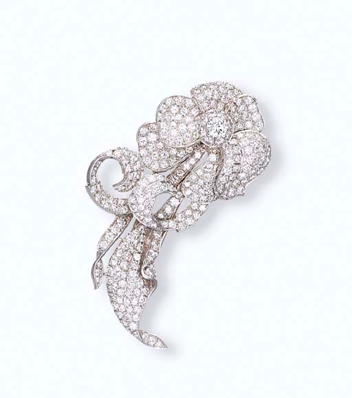 A DIAMOND CLIP BROOCH