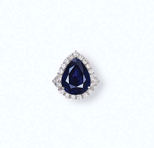 A SAPPHIRE AND DIAMOND RING