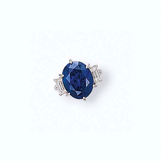 A SAPPHIRE AND DIAMOND RING