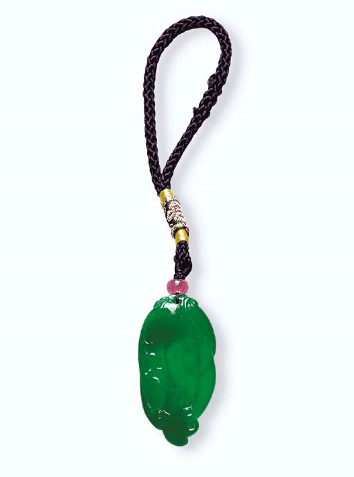 A CARVED JADEITE PENDANT