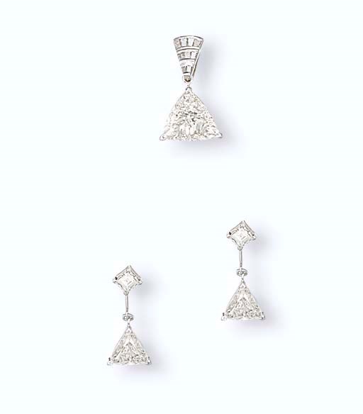 A SET OF DIAMOND JEWELLERY