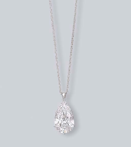 A DIAMOND PENDANT NECKLACE