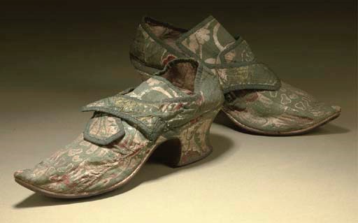 A FINE PAIR OF LADIES SHOES OF FIGURED GREEN SILK, CIRCA 1733