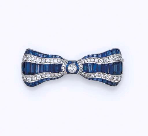 AN ART DECO SAPPHIRE AND DIAMOND BROOCH