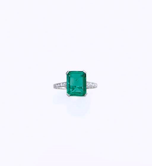 AN ART DECO EMERALD AND DIAMOND RING