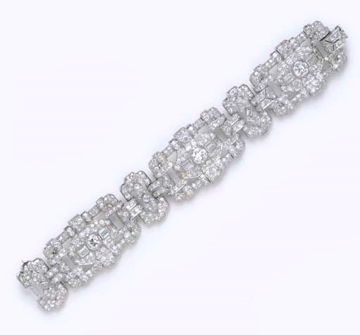 AN ART DECO DIAMOND BRACELET