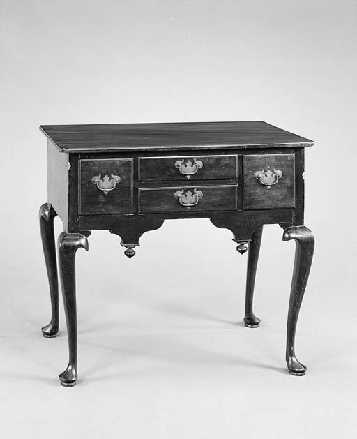 A QUEEN ANNE MAHOGANY DRESSING TABLE