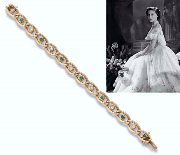 AN ANTIQUE EMERALD AND DIAMOND BRACELET