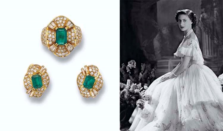 AN EMERALD AND DIAMOND RING AND PAIR OF EARCLIPS