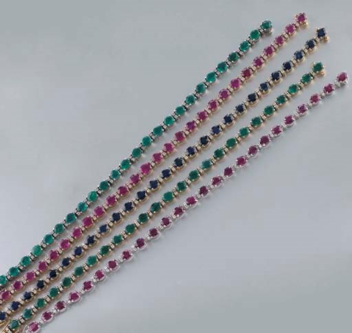 SERIE DI CINQUE BRACCIALI CON SMERALDI, ZAFFIRI E RUBINI