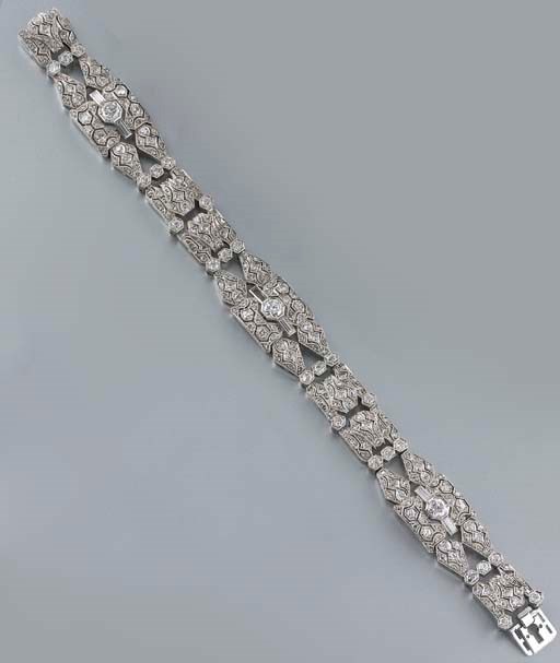 BRACCIALE ART DECO IN PLATINO E DIAMANTI, FIRMATO D. VENTRELLA ROMA