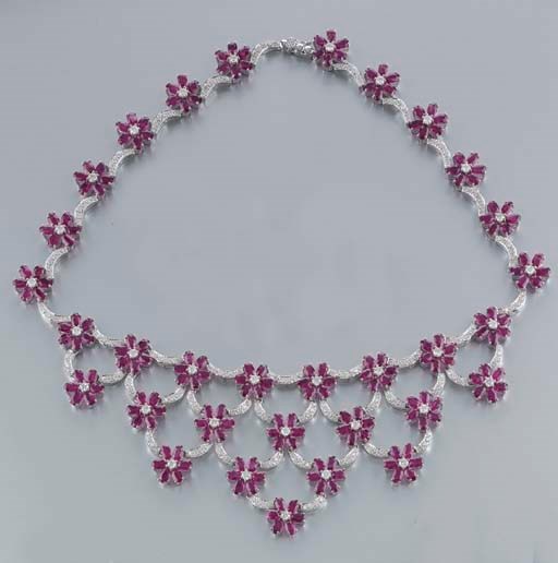 COLLANA IN ORO BIANCO CON BRILLANTI E RUBINI