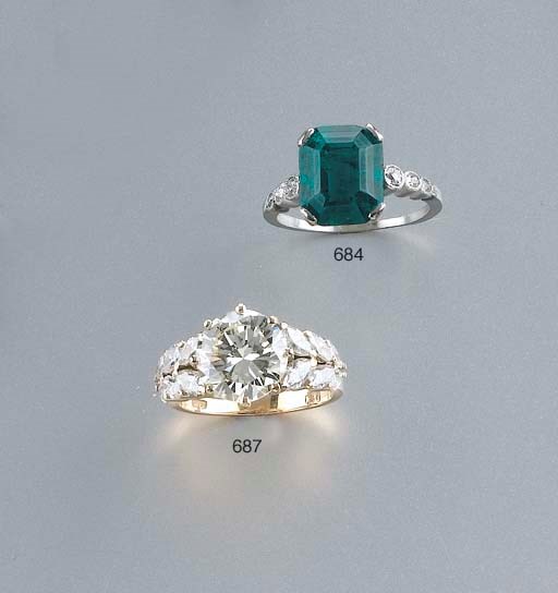 ANELLO IN PLATINO CON SMERALDO
