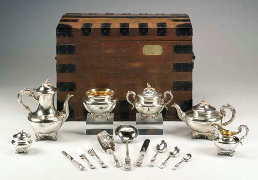 SERVIZIO DI POSATE IN ARGENTO VITTORIANO "KING-PATTERN" E SERVIZIO TÈ E CAFFÈ ENTRO ASTUCCIO IN LENGO