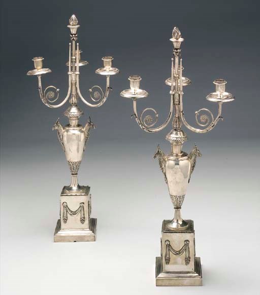 COPPIA DI CANDELABRI A TRE FIAMME IN ARGENTO