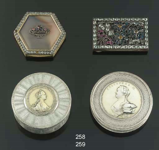 PORTASIGARETTE IN ARGENTO DORATO E PIETRE DI COLORE E TABACCHIERA IN ARGENTO DORATO, AGATA E PIETRE DI COLORE