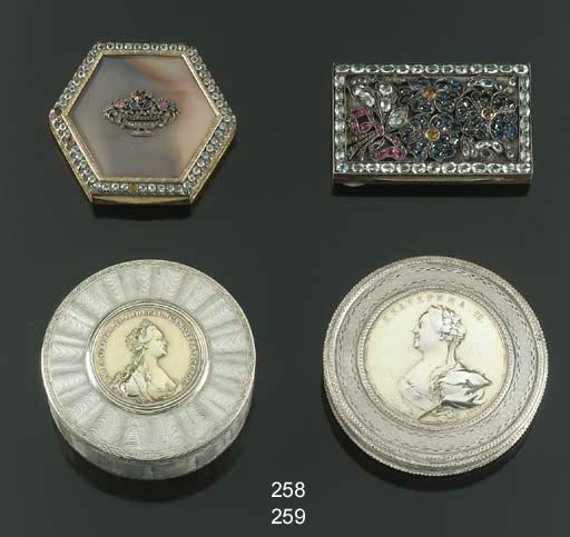 DUE DIVERSE SCATOLE COMMEMORATIVE IN ARGENTO E ARGENTO DORATO