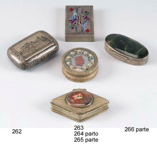 LOTTO COMPRENDENTE UNA SCATOLA OVALE IN PIETRA E UNA TABACCHIERA IN ARGENTO