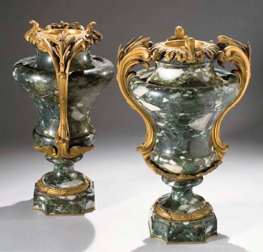 PAIRE DE VASES DE STYLE LOUIS XV