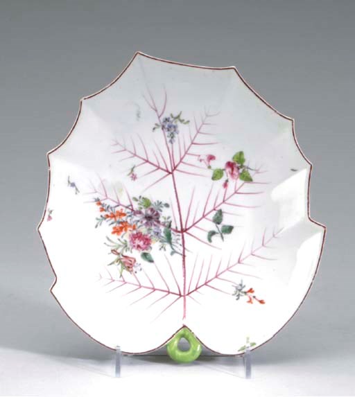 A CHELSEA PORCELAIN LEAF-SHAPED DISH,