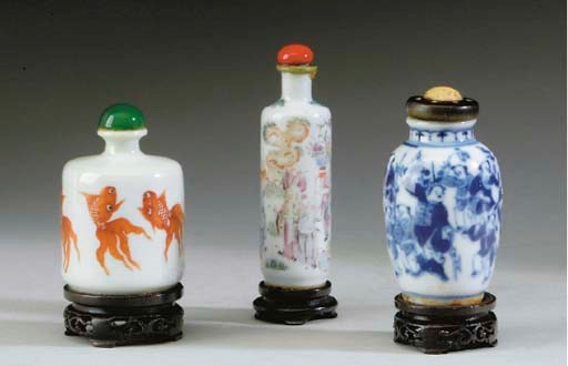 THREE CHINESE PORCELAIN SNUFF BOTTLES,