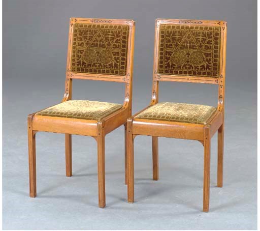 A PAIR OF ENGLISH ARTS AND CRAFTS OAK AND EBONY INLAID SIDE CHAIRS,