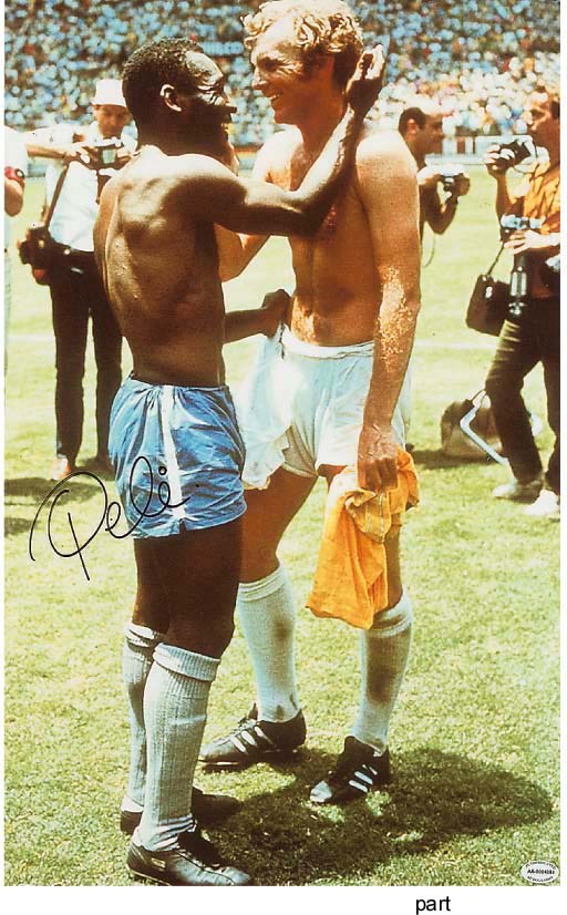 A COLOUR PHOTOGRAPH OF PELE AND BOBBY MOORE AFTER THE 1970 WORLD CUP GROUP 3 MATCH