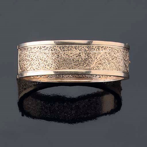 AN ANTIQUE GOLD BANGLE