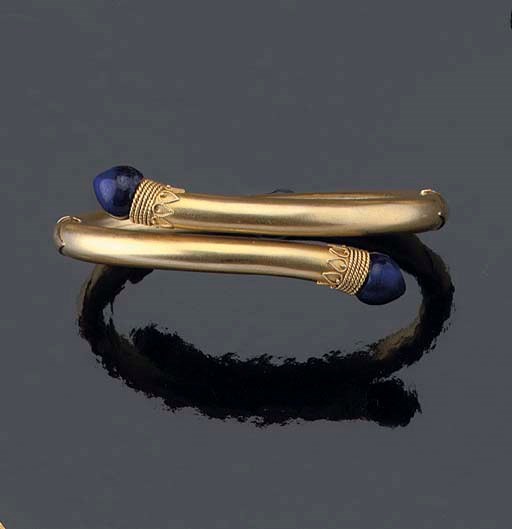 AN ANTIQUE LAPIS LAZULI BANGLE