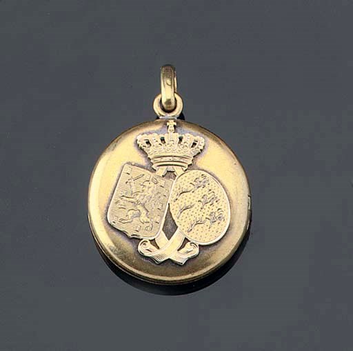 A ROYAL GIFT PENDANT