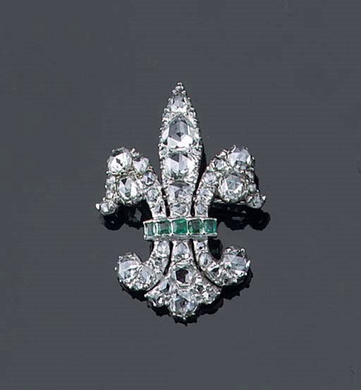 AN ANTIQUE DIAMOND FLEUR-DE-LYS BROOCH/PENDANT