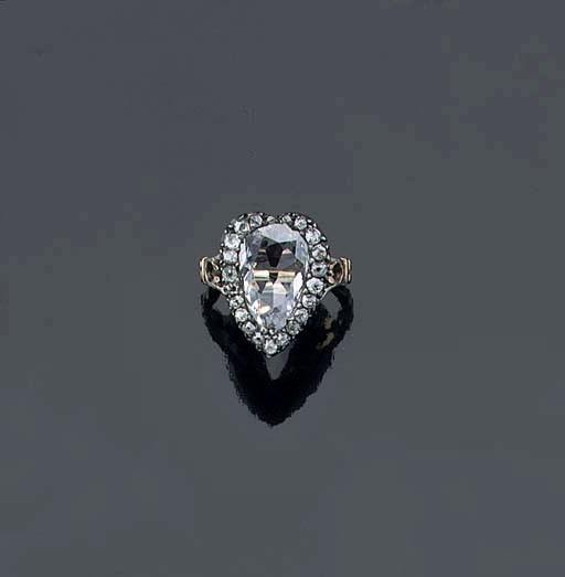 AN ANTIQUE DIAMOND RING