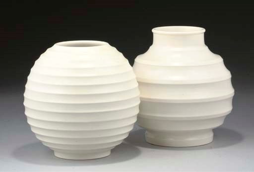 A WEDGWOOD MOONSTONE VASE