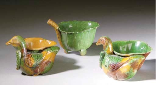 THREE CHINESE FAMILLE VERTE LOTUS-FORM WATER DROPPERS,