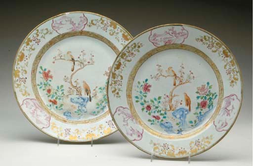 A LARGE FAMILLE ROSE AND GILT-DECORATED CHARGER,
