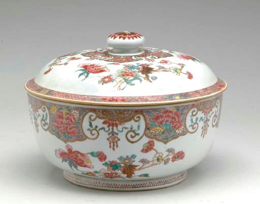 A FAMILLE ROSE EXPORT ROUND TUREEN AND COVER,