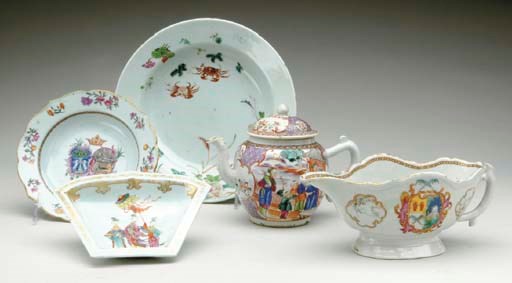 THREE CHINESE EXPORT PORCELAIN SHAPED TRIANGULAR DISHES AND SAUCEBOAT,