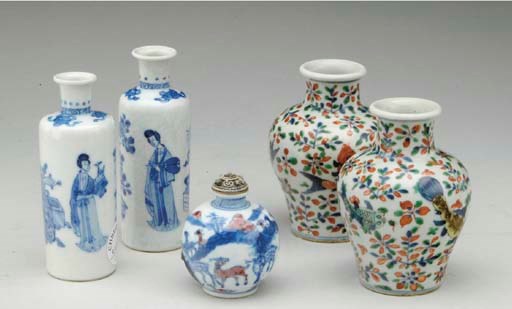 A GROUP OF FIFTEEN BLUE AND WHITE VESSELS,