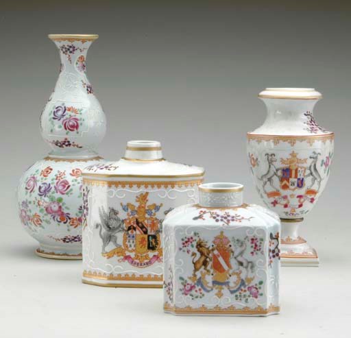A GROUP OF SAMSON FAMILLE ROSE ARMORIAL STYLE PORCELAIN TABLE OBJECTS,