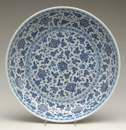 A LARGE CHINESE BLUE AND WHITE DISH,