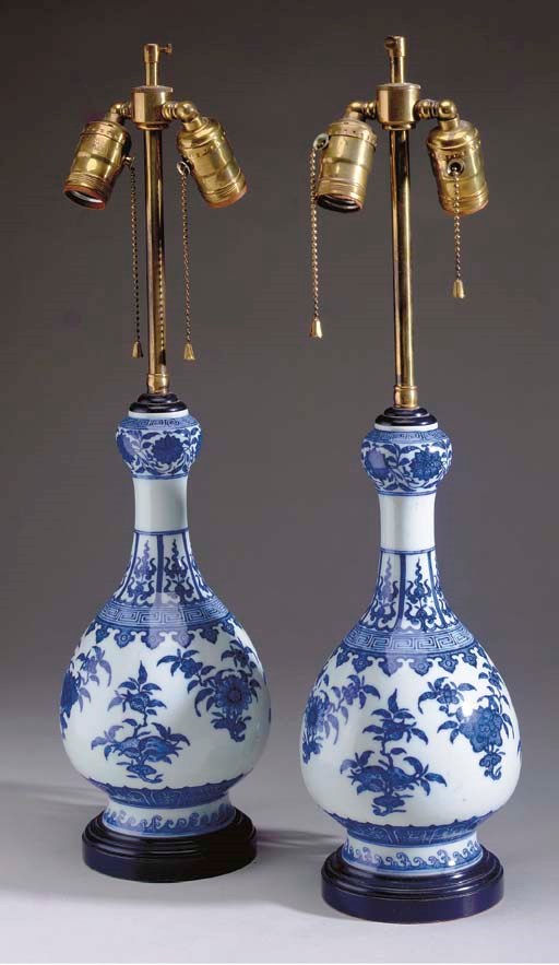 A PAIR OF CHINESE BLUE AND WHITE GARLIC-MOUTH BOTTLE VASES,