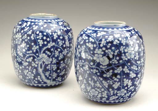 A PAIR OF CHINESE EXPORT PORCELAIN BLUE AND WHITE JARS,