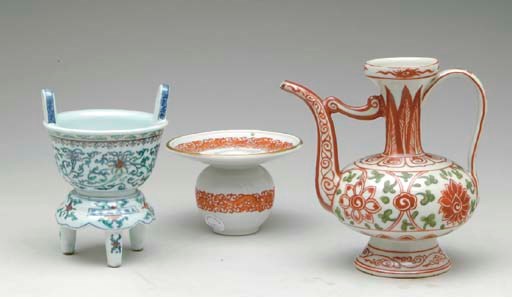 A GROUP OF CHINESE PORCELAIN OBJECTS,