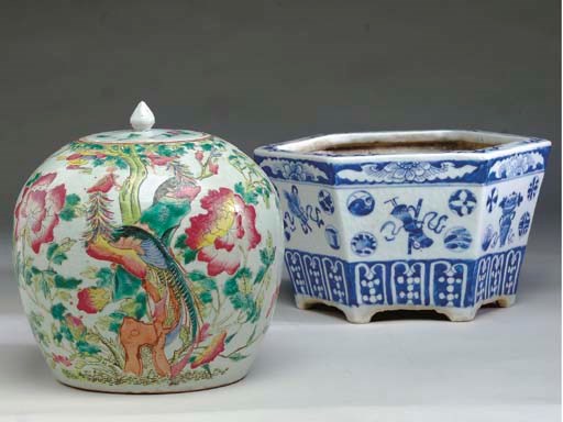 A GROUP OF CHINESE PORCELAIN OBJECTS,