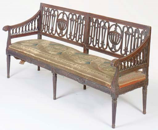 AN ITALIAN NEO-CLASSICAL STYLE WALNUT HALL SETTEE,